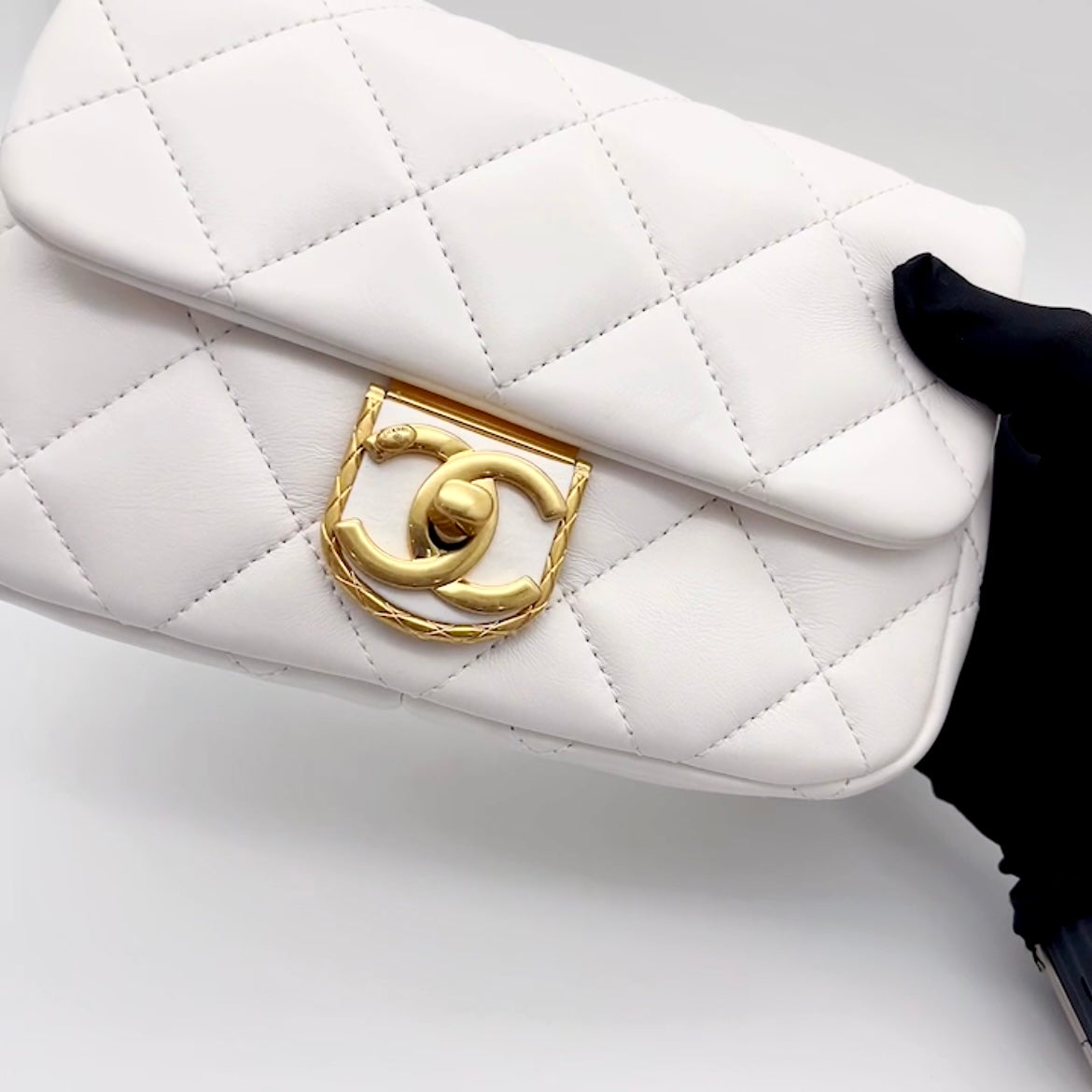 Preloved Chanel 22B Flap Bag Mini