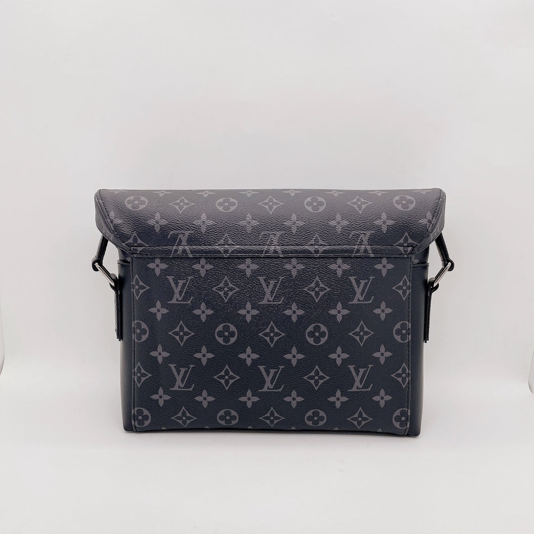 Túi đeo chéo Louis Vuitton Messenger PM Voyager hoa đen khóa gài